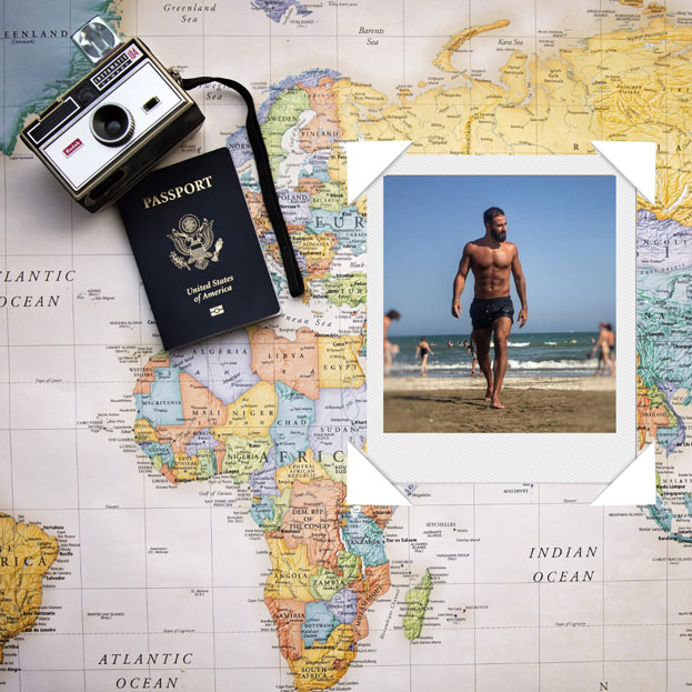 sportlicher mann am strand, landkarte und passport