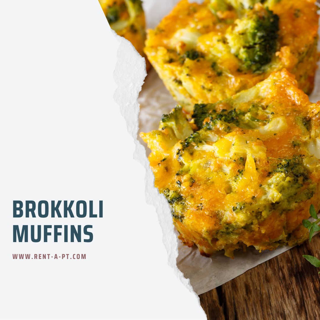 kleine leckere Brokkoli Muffins auf papier und einem holztisch