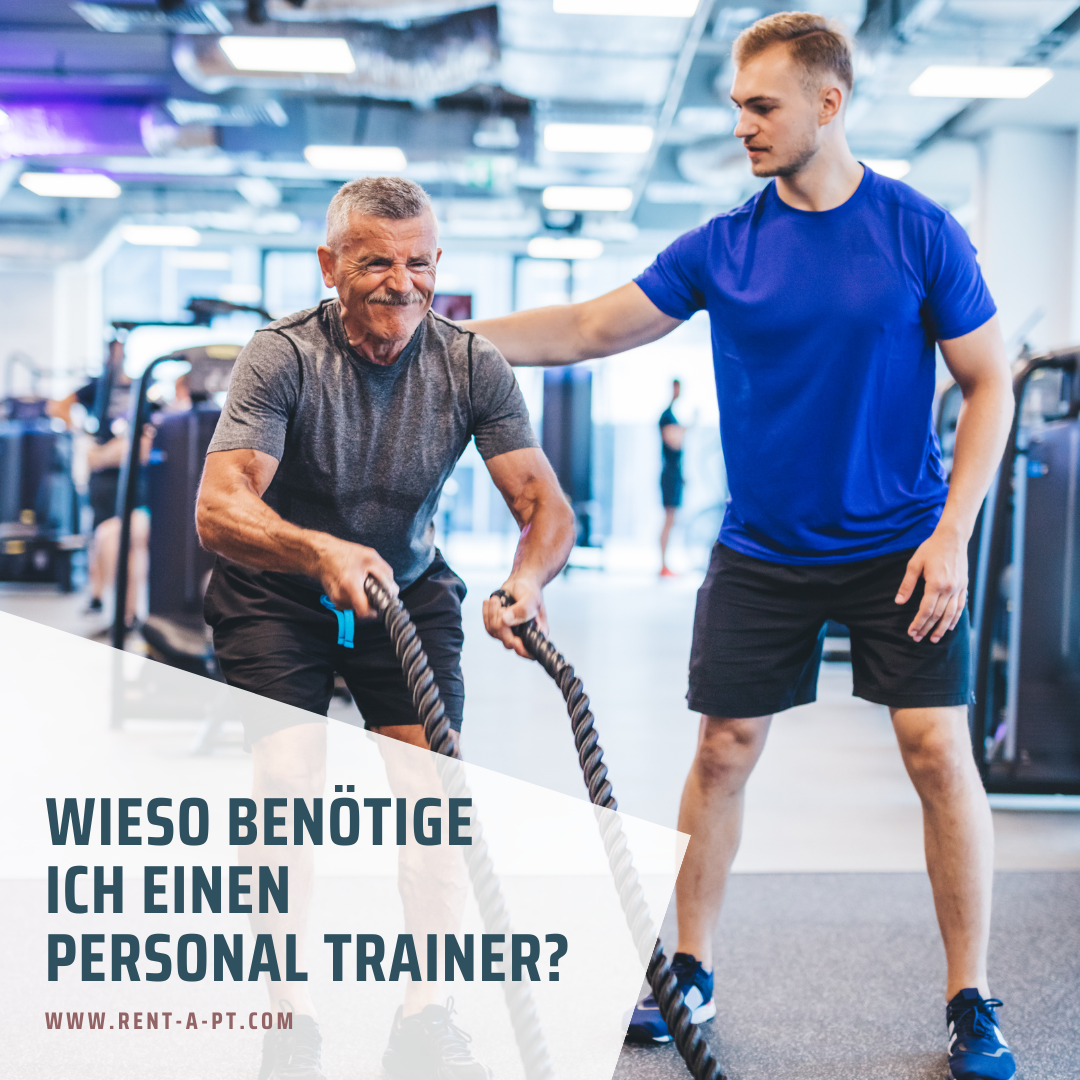Ein älterer Mann trainiert mit einem Personal Trainer im  Fitnessstudio.